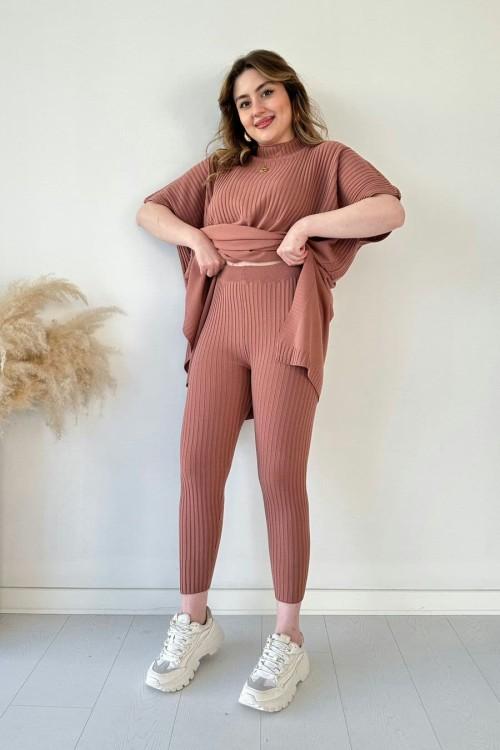 Coordinated Set: Stretchy Pants + Stylish Top